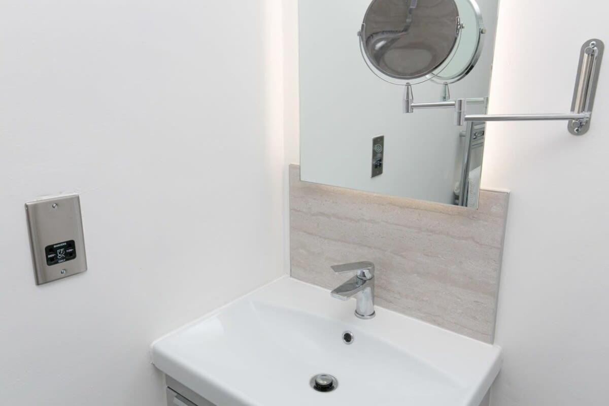 Stunning 2 Bedroom Apartment In Wallasey Exterior photo